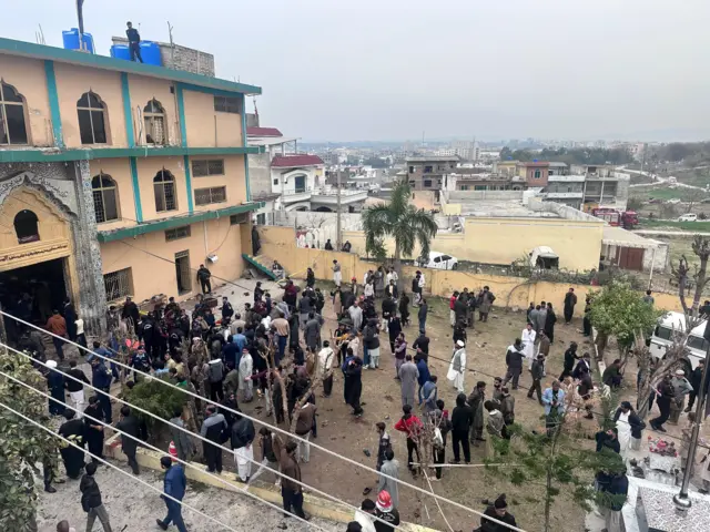 حیاط امام‌باره که مردم آنجا تجمع کرده‌اند