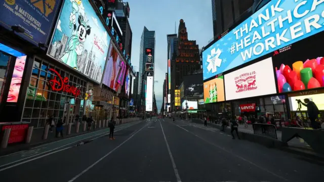 প্রায় জনশূন্য নিউইয়র্কের টাইমস স্কয়ার। লোকজনকে ঘরের মধ্যে থাকার নির্দেশ