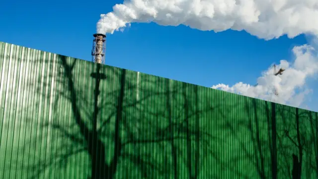 Забор и дымящаяся труба