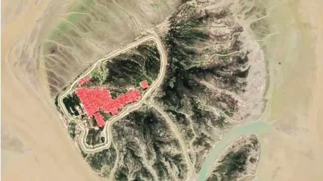 রোহিঙ্গাদের জন্য তৈরি আবাসন (লাল ছাদ) সহ ভাসানচর, স্যাটেলাইট থেকে তোল ছবি, ২০-১১-২০২০।