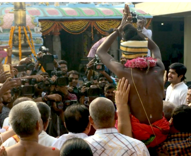 మునివాహన సేవలో భాగంగా మహబూబ్ నగర్ జిల్లాకు చెందిన ఆదిత్య అనే దళిత వ్యక్తిని చిలుకూరు బాలాజి దేవస్థానం అర్చకులు రంగరాజన్ తన భుజాలపై ఎక్కించుకున్నారు.