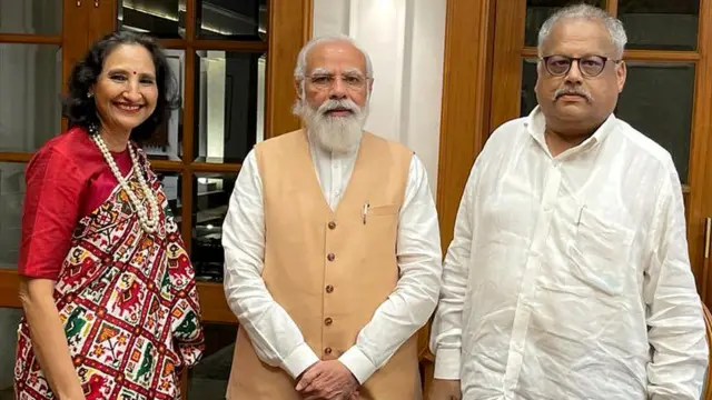 प्रधानमंत्री नरेंद्र मोदी और अपनी पत्नी रेखा के साथ राकेश झुनझुनवाला