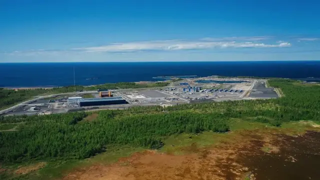 Финляндия Россиянинг Украинага бостириб кириши сабабли Россия томонидан деярли ярми қуриб бўлинган шунга ўхшаш заводни ёпди.