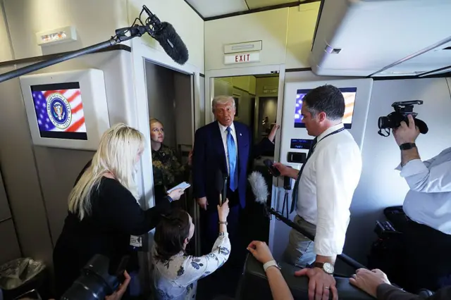 El presidente de Estados Unidos recibió algunas preguntas en la cabina de prensa del Air Force One.