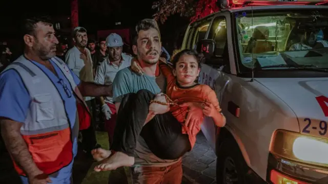 খান ইউনিস শহরের পশ্চিমাঞ্চলে একটি আবাসিক এলাকায় ইসরায়েলি বিমান হামলায় অনেক নারী ও শিশু হতাহত হয় (২২শে অক্টোবর, ২০২৩)