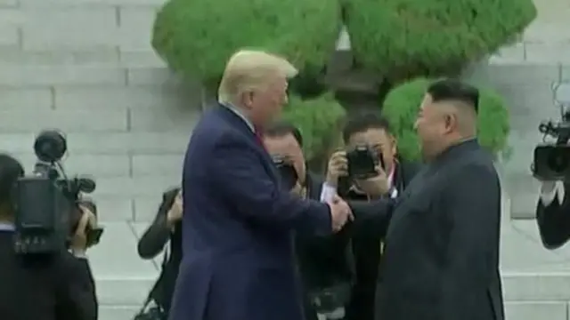 উত্তর কোরিয়ার সীমান্তের ভেতরে করমর্দন করছেন ডোনাল্ড ট্রাম্প ও কিম জং-আন