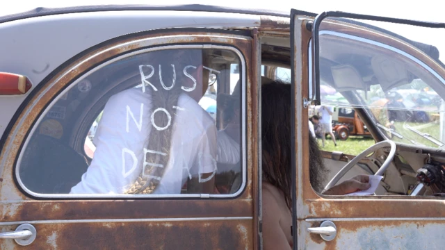 Spaček sa natpisom - Rđav, ali ne i mrtav (Rust not dead)