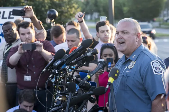 Un polícia en rueda de prensa