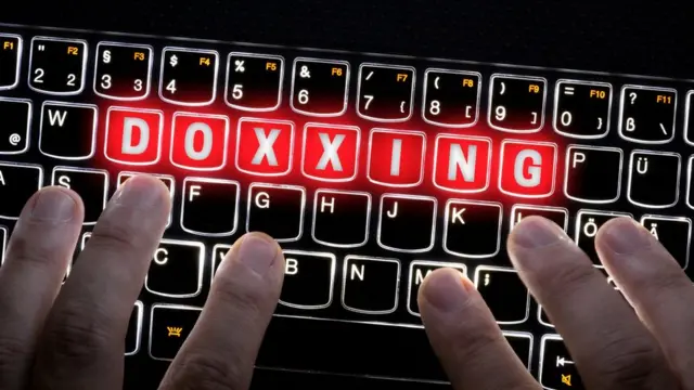 设计图片：电脑键盘上出现英文“起底”字样