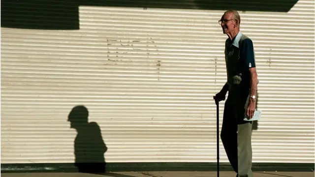 दुनिया में अब पोते-पोतियों से ज़्यादा दादा-दादी क्यों हैं