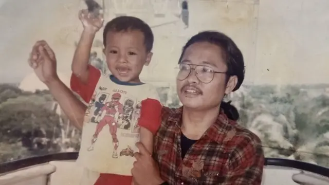 Di antara adik-adik, saya yang paling ingat bapak, kata Garil. Foto Garil dan ayahnya, Aris.