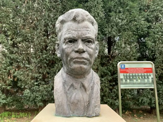 Биста Вељку Влаховићу испред Универзитета Црне Горе