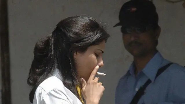 సిగరెట్ తాగుతున్న మహిళ