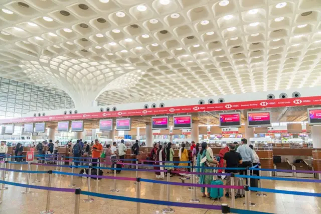 मुंबईतल्या टर्मिनल-2 वरून सर्व आंतरराष्ट्रीय वाहतूक होते. 