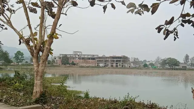 သိန္နီ၊ ကြာကန်နားမှာ ဆောက်လုပ်နေဆဲဖြစ်တဲ့ ၄ ထပ်အဆောက်အအုံ