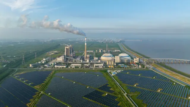 Un parque de paneles solares junto a una central eléctrica de carbón en Shanghái.
