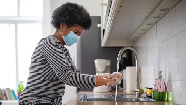 Une femme se lavant les mains