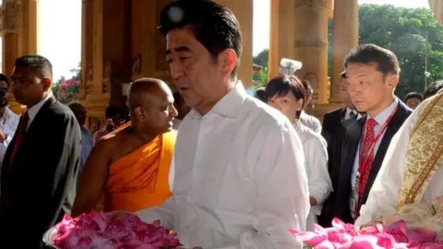 හිටපු ජපාන අගමැති ශින්සෝ අබේ ශ්රී ලංකාවට පැමිණි මොහොතක කැළණිය රජ මහාවිහාරය වැඳ පුඳා ගත් අවස්ථාවක්