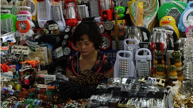 Phụ nữ bán hàng TQ tại chợ Đông Kinh, Lạng Sơn.