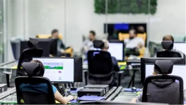 फ़ेसबुक, सोशल मीडिया, कंटेंट मॉडरेटर