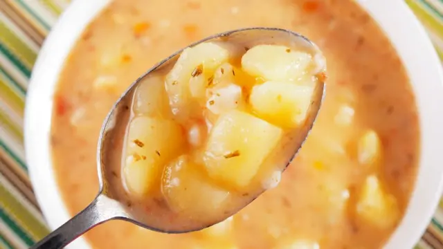 Ложка с картофельным супом.