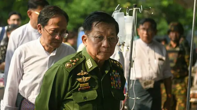 El general Min Aung Hlaing llega a visitar a supervivientes del terremoto.