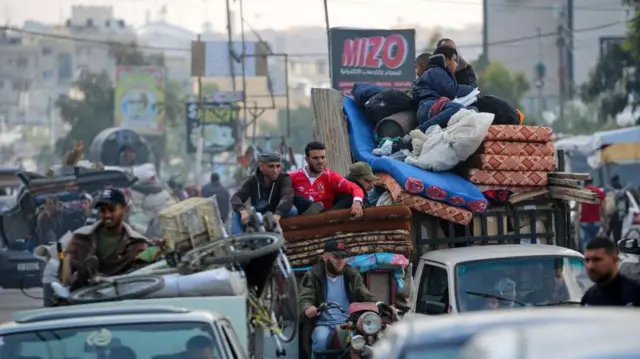 Palestinos huyendo de Rafah