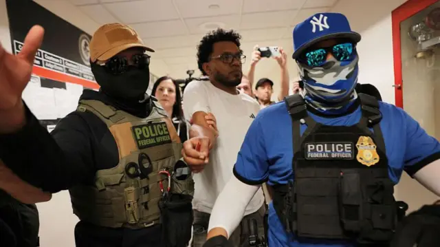 ટ્ર્મ્પ સરકાર ગેરકાયદેસર ઇમિગ્રન્ટ્સ સામે કાર્યવાહી, ડિપાર્ટમેન્ટ ઓફ હોમલેન્ડ સિક્યૉરિટી, આઈસીઈ, ડીએચએસ, ઇમિગ્રેશન્સ કસ્ટમ એન્ફોર્સમેન્ટ, બળજબરીપૂર્વક દેશનિકાલ, અદાલતમાંથી ધરપકડ, બીબીસી ગુજરાતી આંતરરાષ્ટ્રીય સમાચાર