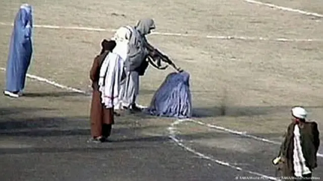 د طالبانو غبرګون کې خواله رسنیو کې دا انځور خپور شو چې د طالبانو وخت کې د ښځې اعدام ښيي.