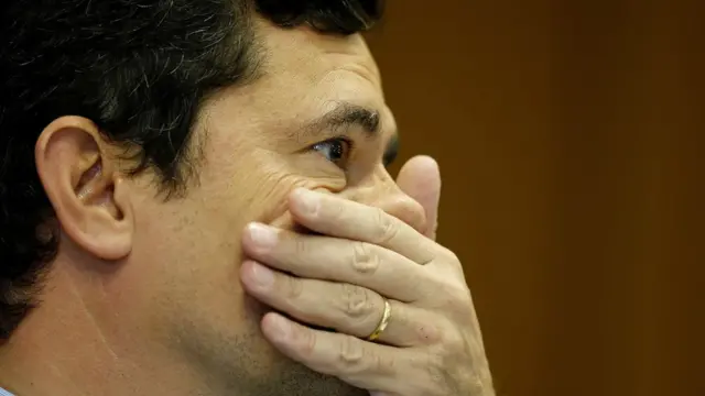 Ministro Sérgio Moro com a mão na boca