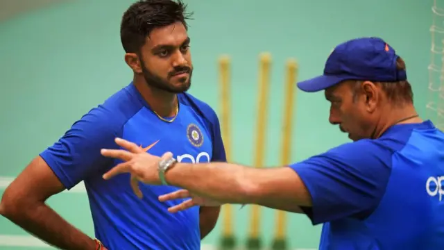 अभ्यास सत्र के दौरान विजय शंकर