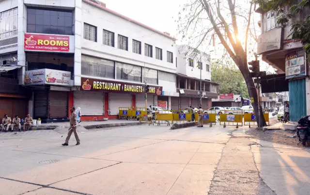 ज्या परिसरात ही घटना घडली तिथं आता तणावपूर्ण शांतता आहे. दुकानं बंद आहेत. जागोजागी पोलीस पहारा देत आहेत. 