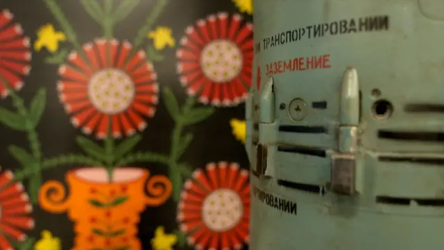 Произведения искусства в командном пункте беспилотников — рядом с фрагментами артиллерии и корпусами ракет