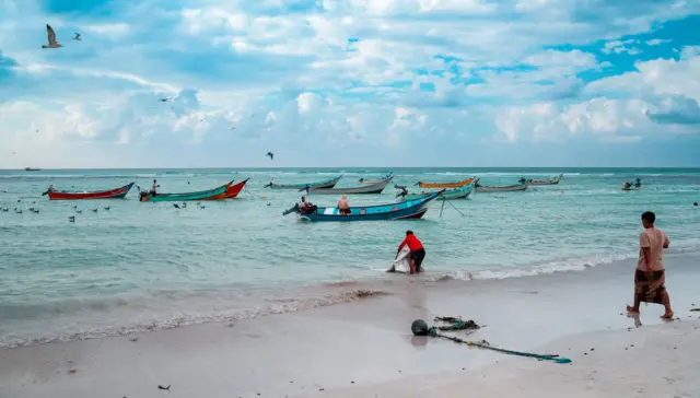 येमेनमध्ये बोट उलटल्यानं डझनभर स्थलांतरितांचा मृत्यू