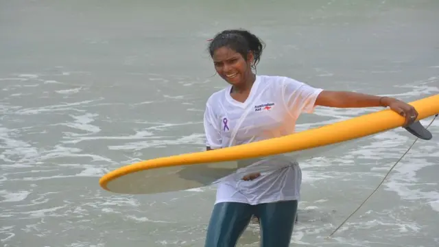 கடலில் அலை சறுக்கில் அசத்தும் இலங்கை பெண்கள்