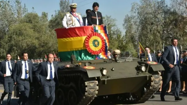 Madaxweyne Morales (dharka madow xiran) ayaa xafladda ka soo muuqday isagoon billadda xirnayn