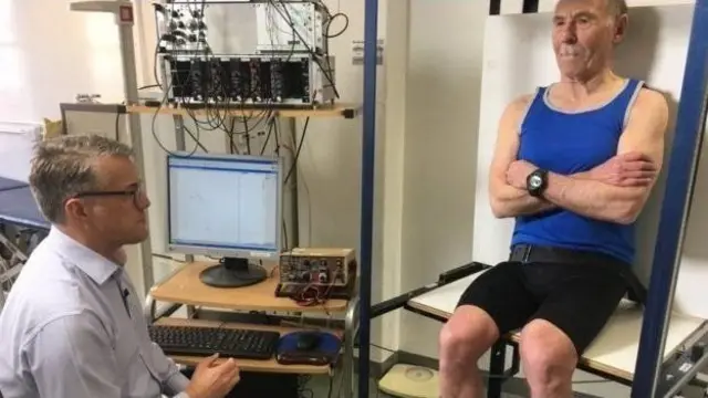 80多歲的拉薩魯斯教授（右）身體機能和20歲小伙類似。