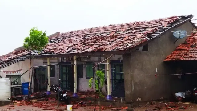 વાવાઝોડામાં નુકસાન પામેલું એક મકાન