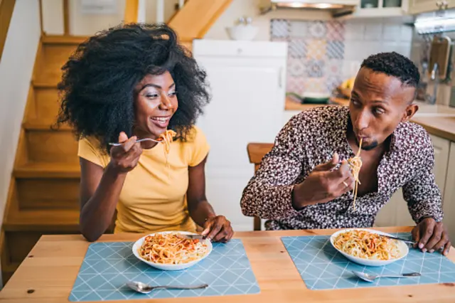 Couple qui mange des pâtes