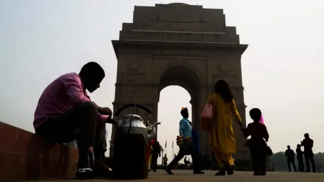 स्मॉग से ढका इंडिया गेट