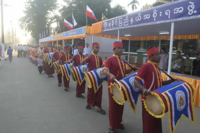 ရခိုင်ရိုးရာဝတ်စုံနဲ့ စည်တီးလမ်းလျှောက်လာတဲ့ အမျိုးသားတွေ 