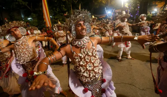 راقصون يرقصون رقصات تقليدية في عاصمة كولومبو بسيريلانكا خلال فعالية نافام بيراهيرا السنوية التي تقام في الديانة البوذية.