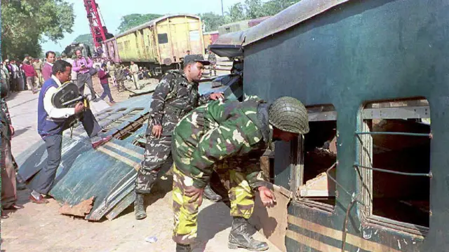 ১৯৯৫ সালের জানুয়ারিতে ট্রেন দুর্ঘটনার উদ্ধার কাজে যোগ দেয় সেনাবাহিনী।