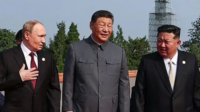El presidente de Rusia, Vladimir Putin, camina con el presidente de China, Xi Jinping, y el líder de Corea del Norte, Kim Jong Un, en la plaza de Tiananmén de Pekín.