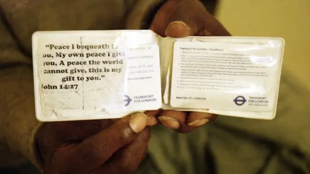 Sunny memegang kartu Oyster dengan kutipan Alkitab