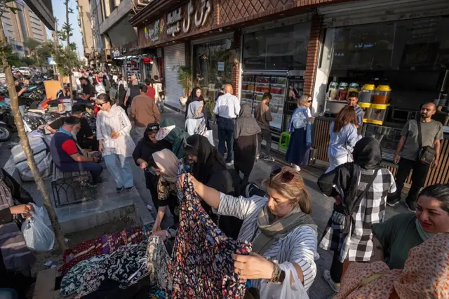 تصویری از مردم در تهران بعد از برقراری آتش بس