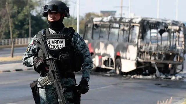 Miembros de la Guardia Nacional patrullando las calles.