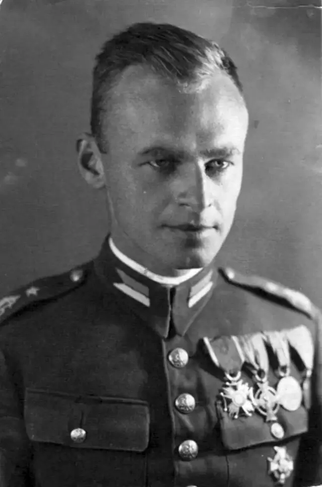 Witold Pilecki sanye da kayan rundunar sojin Poland