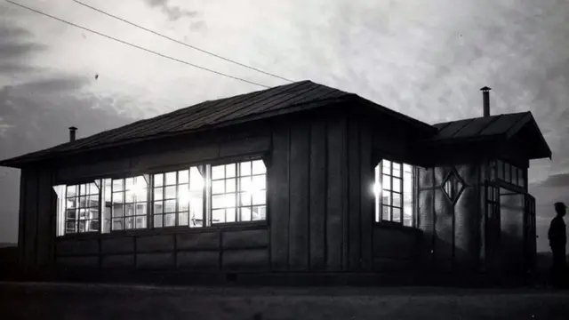 저녁 늦게까지 불이 켜진 휴전회담장의 모습. 1953년 6월 23일 사진