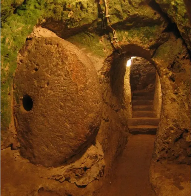 આક્રમણ થાય ત્યારે અડધા ટન વજનના આવા ગોળ પથ્થરો વડે માર્ગ બંધ કરી દેવામાં આવતો હતો